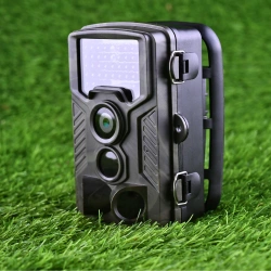 Ukryta fotopułapka TOPHUNT HC-800A do monitoringu posesji nocą