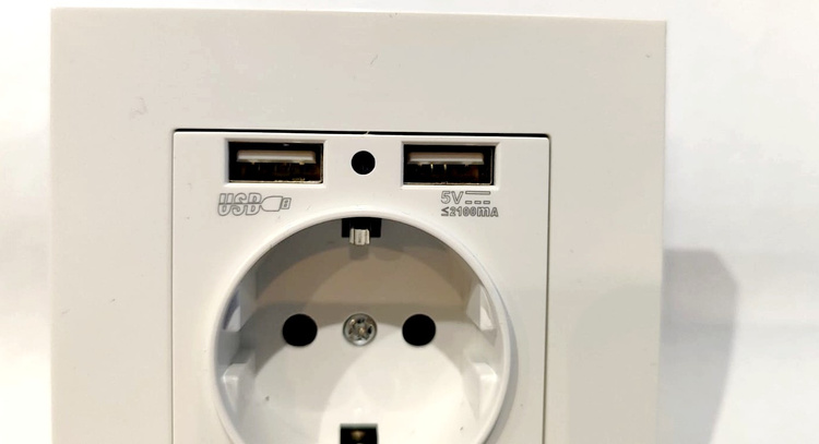 Ukryta mini kamera w gniazdku elektrycznym WiFi USB Białe