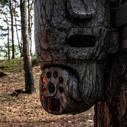 Fotopułapka obrotowa P6 4G LTE z podglądem na żywo – panel solarny w zestawie